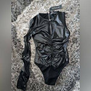 Maniere De Voir One sleeveCut out bodysuit